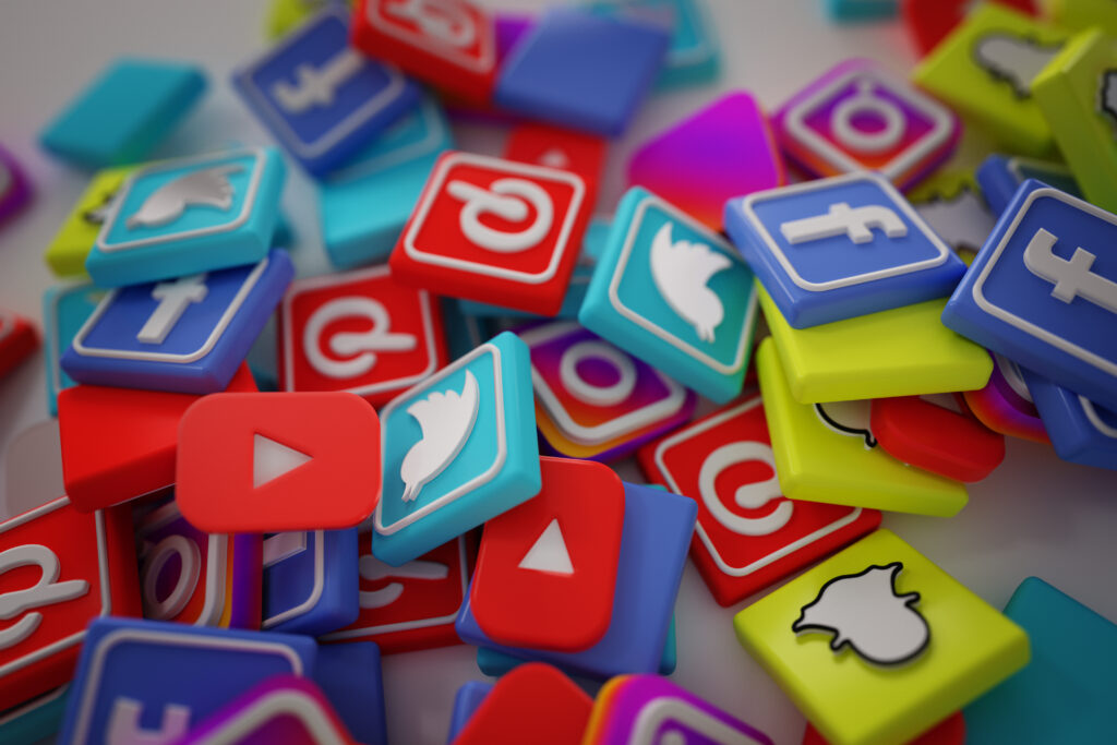 community management: pila de logotipos de redes sociales populares en 3d